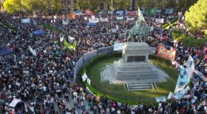 Masiva manifestaciÃ³n en Rosario en contra del ajuste del gobierno a la educaciÃ³n: todas las fotos